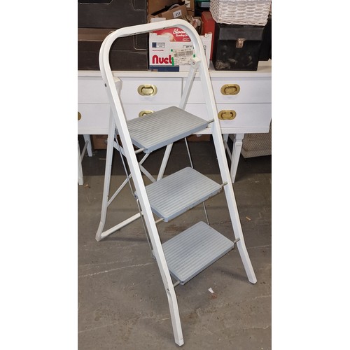 149 - 100 cm tall metal triple wide step ladder