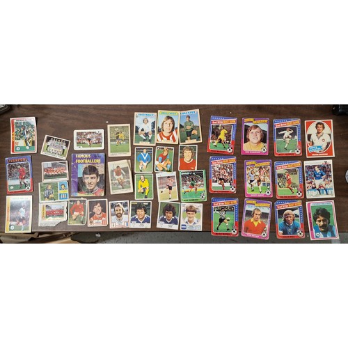 69 - Bundle of 1970/80's Panini etc football cards and booklet