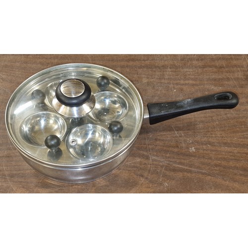 127 - Large stainless steel hob kettle and egg poaching pan