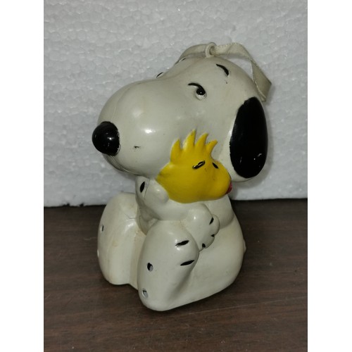 270 - 10 cm tall 1972 retro hard plastic Snoopy figure with hanging ribbon