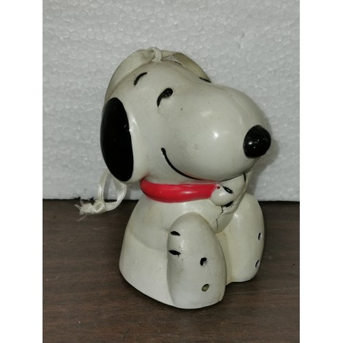 270 - 10 cm tall 1972 retro hard plastic Snoopy figure with hanging ribbon