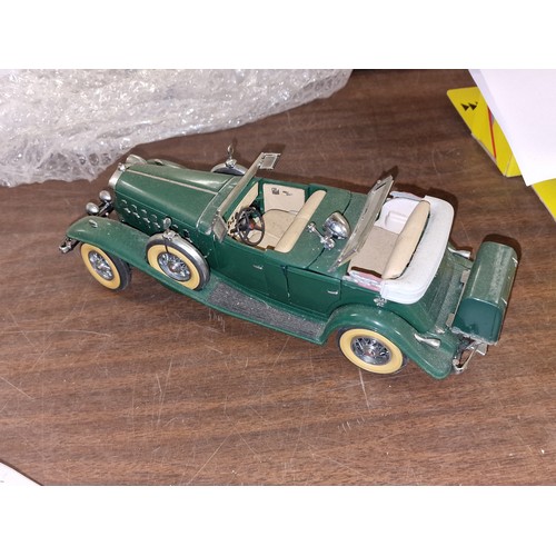 186 - Unboxed Danbury Mint large diecast model of a 1932 Cadillac V-18	- soft top loose and front left hea... 