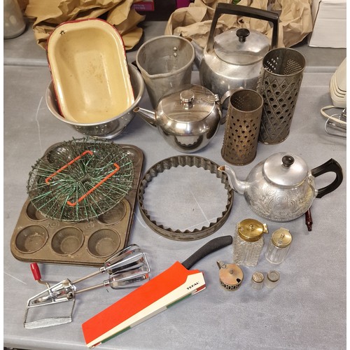 204 - Job lot of assorted miscellaneous vintage and retro kitchenalia and kitchen ware