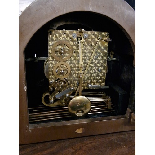 9 - 37 x 11.5 x 27 cm domed mantel clock with pendulum but no key - hallmarked silver presentation plaqu... 