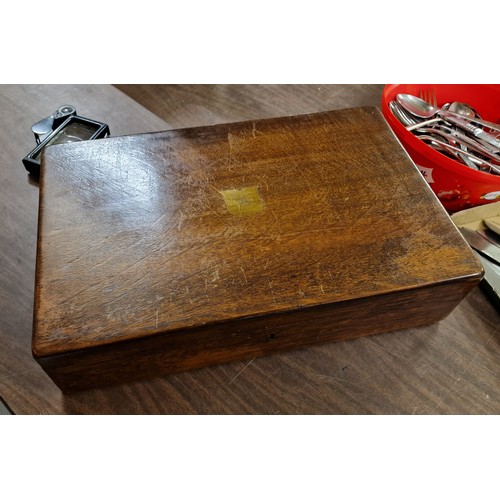 306 - Old wooden cutlery case and bundle of assorted vintage and modern cutlery and utensils