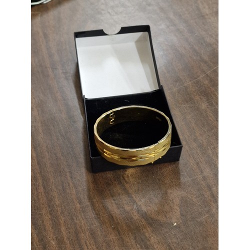 134 - 18k rolled gold, 2 cm wide diamond etched pattern bangle