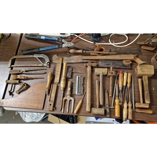 310 - Tray of assorted vintage tools