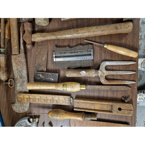 310 - Tray of assorted vintage tools