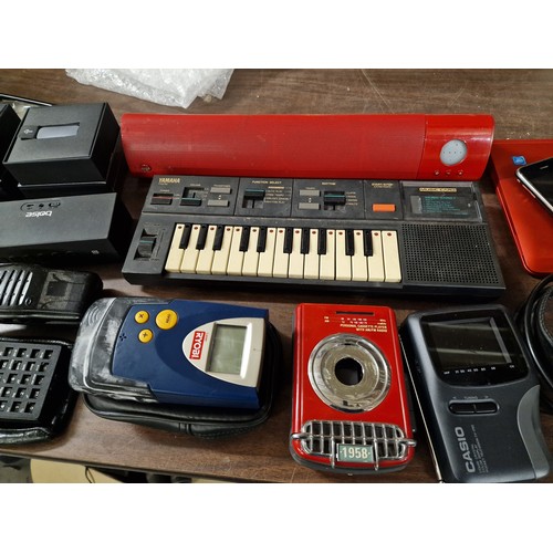 203 - Job lot of assorted vintage and modern electronic miscellaneous