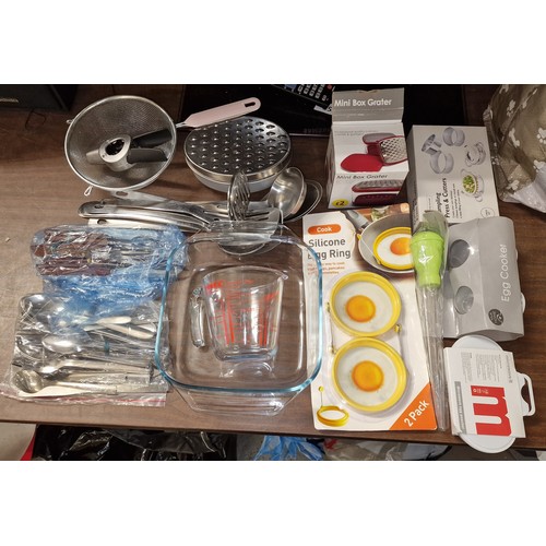 311 - Job lot of assorted kitchen miscellaneous including cutlery, utensils and Pyrex