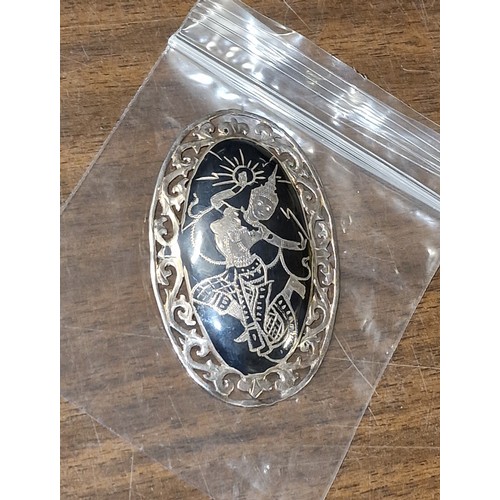 143 - 6.5 x 4 cm large oval Thai silver brooch