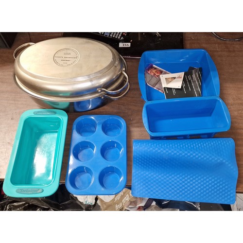 199 - 24 x 36 cm Cooks Essential heavy stainless steel oval pot and bundle of silicone baking ware