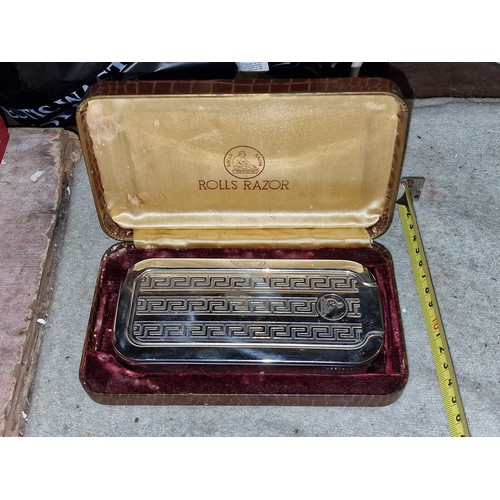 300 - Vintage Rolls Razor in case