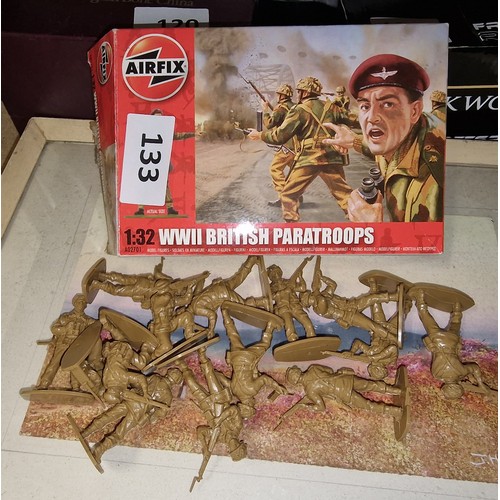 133 - Boxed Airfix 1:32 WWII British paratroopers plastic soldiers