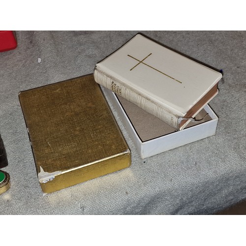 32 - Boxed vintage Collins gold leaf book of common prayer