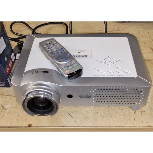 71 - Sanyo PLC XU87 multiverse projector with remote control