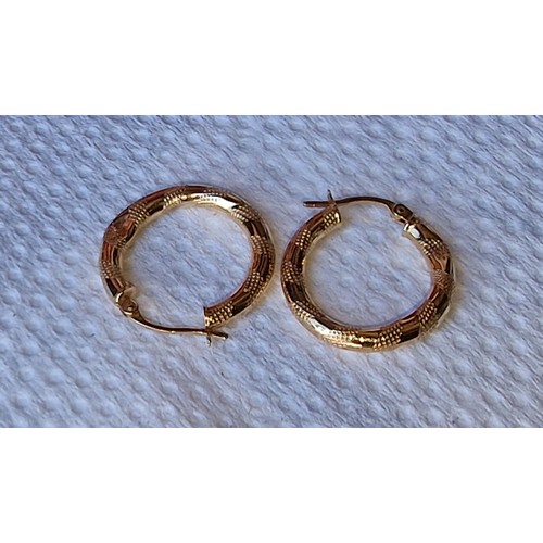 325 - 375 stamped 9 ct gold hoop earrings - 1.1 gm