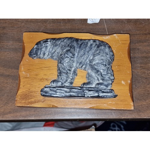 160 - Jolin Canada polar bear figure on 16 x 11 cm wooden wall mount