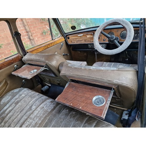 289 - Genuine garage find, untouched for over 35 years, 1972 Rover Princess 1300 Vanden Plas. No key or lo... 