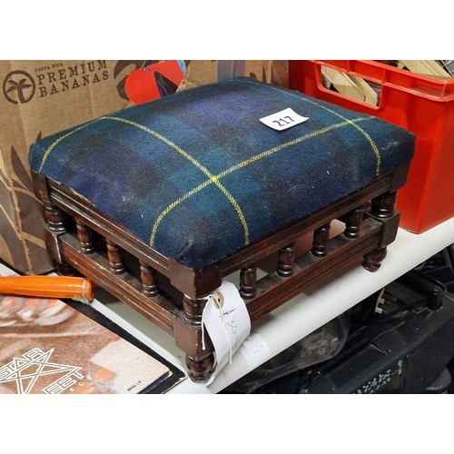 217 - 30 x 25 x 18 cm vintage foot stool with tartan top