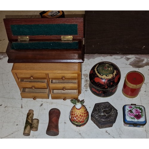 41 - Bundle of assorted wooden, metal and Villeroy & Boch ceramic trinket pots etc