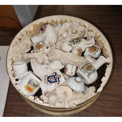 249 - Small bundle of assorted Crest ware  in round box