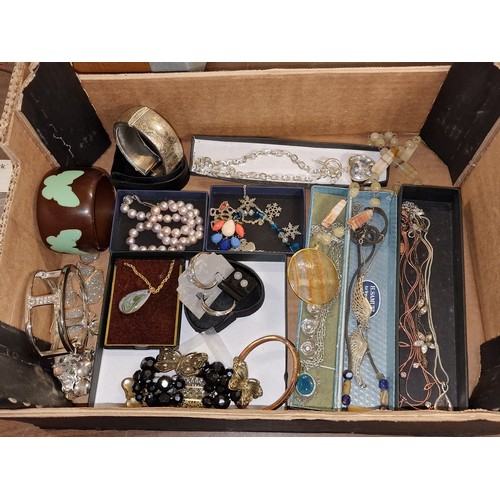 250 - Box of assorted dress/costume jewellery