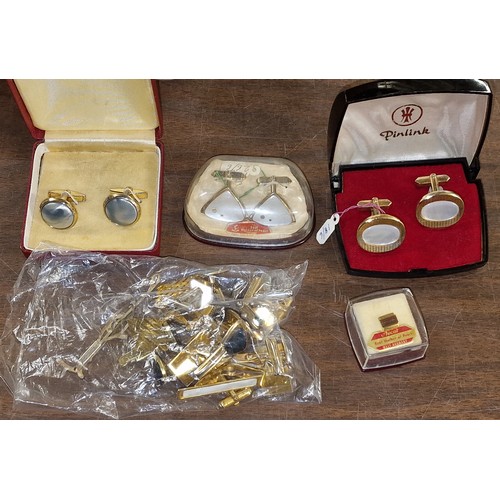 130 - Gents dress accessories bundle of cufflinks and tie clips etc including some boxed