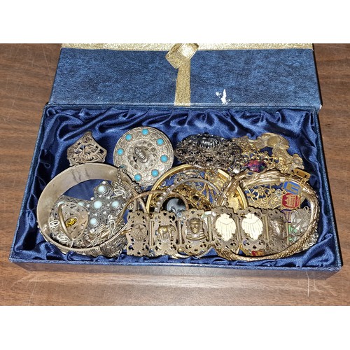 213 - Box of assorted costume/dress jewellery