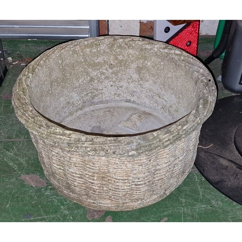 15 - 40 cm diameter and 22 cm tall concrete planter