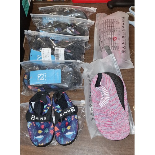 212 - 5 x pairs of rubber sole beach shoes size 7.5 and 2 x pairs size 2