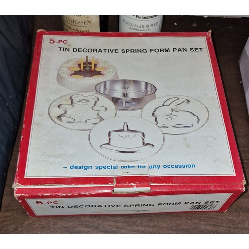 264 - Boxed 5 piece tin pan set for cake making