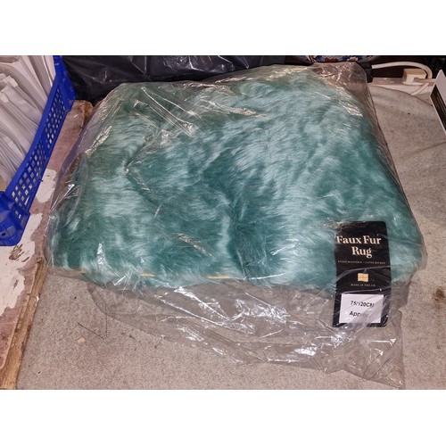 54 - New 75 x 120 cm faux fur rug