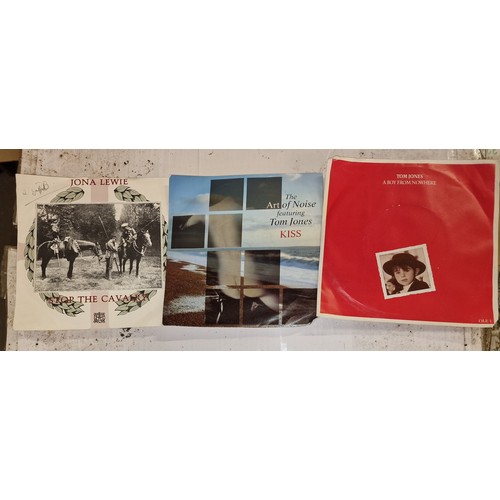 256 - Small bundle of assorted 1970/80's vinyl singles in sleeves