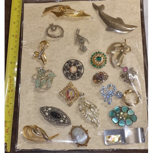 165 - 20 x assorted brooches