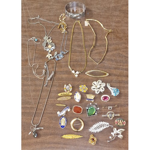 83 - Bundle of assorted costume jewellery, brooches and pins, including some early 20th century