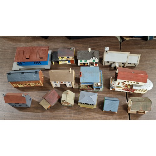 168 - Bundle of assorted model railway buildings