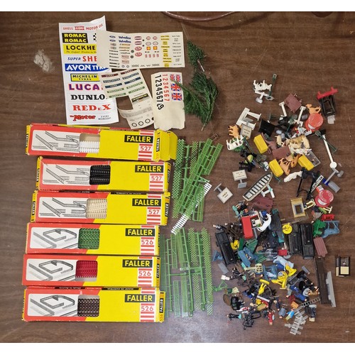 69 - Job lot of assorted model railway fencing and figures etc