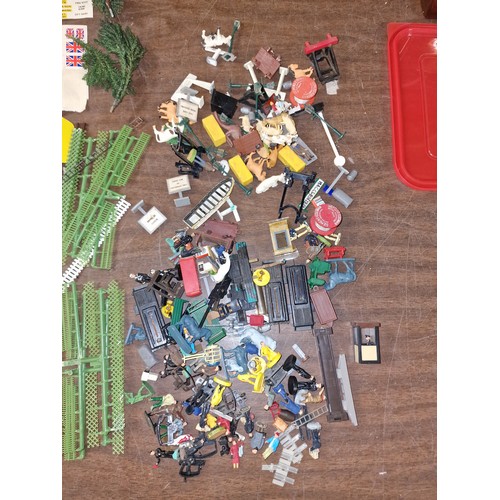 69 - Job lot of assorted model railway fencing and figures etc