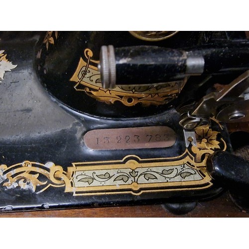 286 - 1895 Singer sewing machine in case in very good working order - serial number 13223783