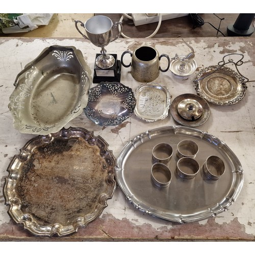 67 - Bundle of assorted silver plated ware