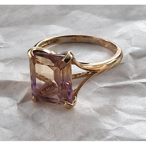 53 - 9K stamped gold solitaire ring with pink/purple iridescent semi precious stone size P - 3.1 gm