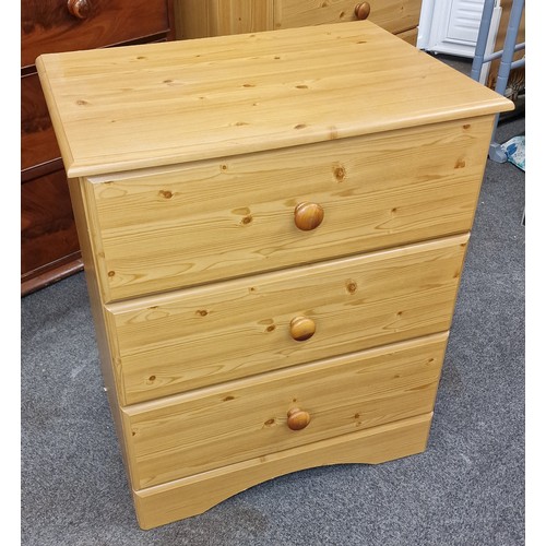 164 - 63 x 47 x 75 cm pine look 3 drawer chest