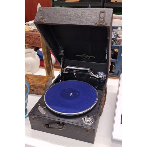 121 - Very clean and working Columbia model 201 wind up 'picnic' turntable