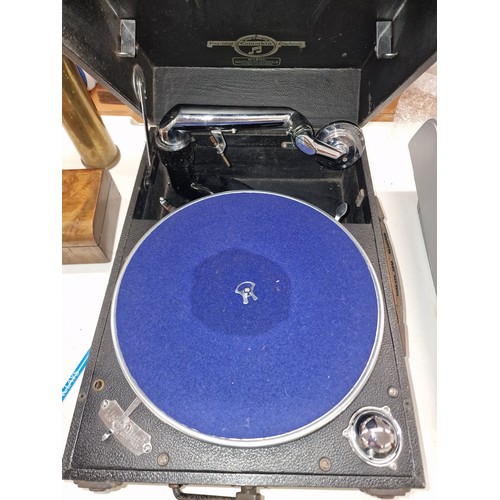 121 - Very clean and working Columbia model 201 wind up 'picnic' turntable