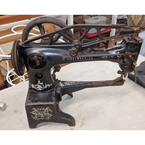 268 - Free moving antique Singer 29K leather patcher sewing machine