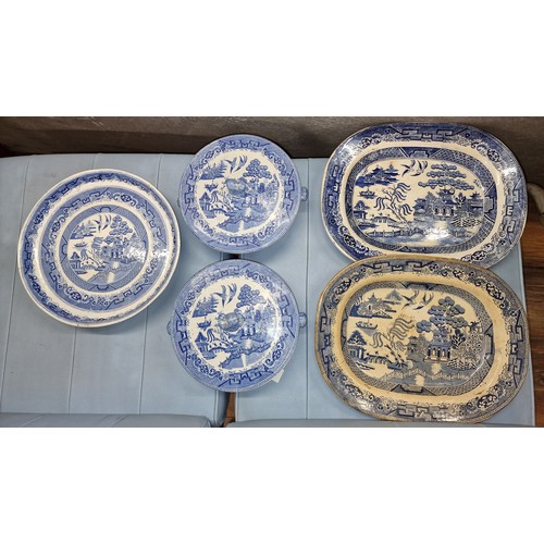 113 - Old blue and white Willow pattern bundle of 2 x chargers, 2 x tureens/serving dishes and cake stand