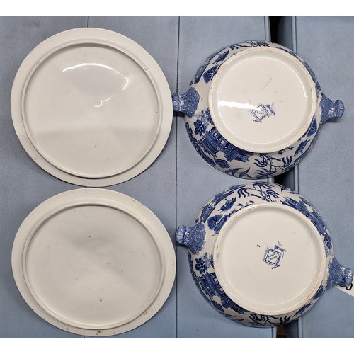 113 - Old blue and white Willow pattern bundle of 2 x chargers, 2 x tureens/serving dishes and cake stand