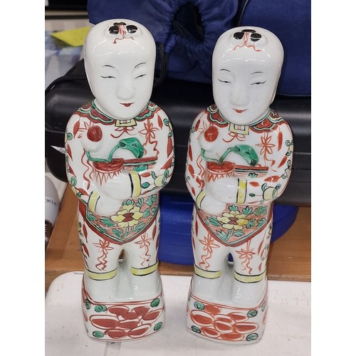 135 - Pair of 29 cm antique Chinese Famille Verte ho ho boys/twins