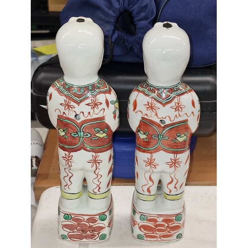 135 - Pair of 29 cm antique Chinese Famille Verte ho ho boys/twins